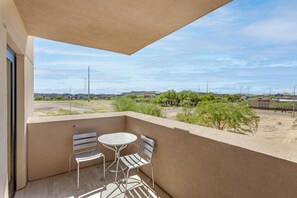 Standard Room, 1 King Bed, Non Smoking, Patio (Larger Room) | 1 bedroom, desk, laptop workspace, free cribs/infant beds