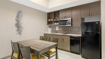 مكتب ومساحة عمل للكمبيوتر المحمول وأسرّة أطفال/رضّع (مجانًا)