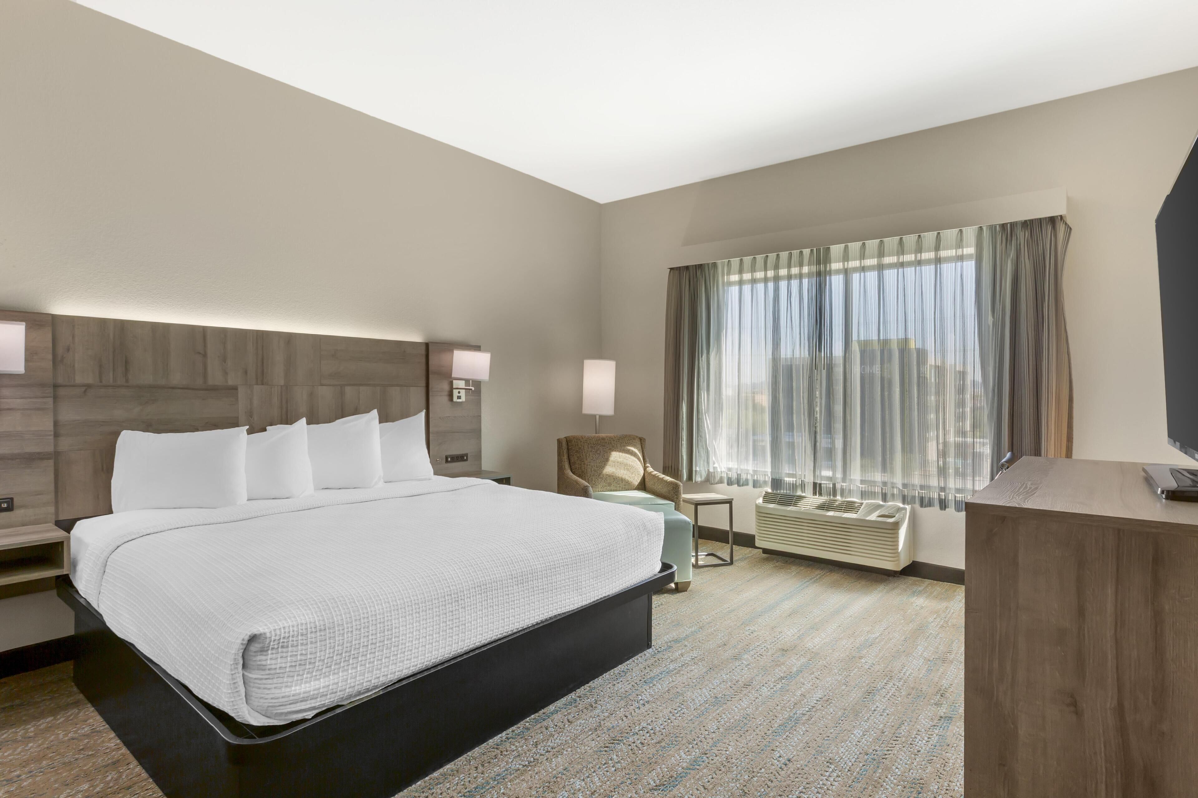 套房, 1 张特大床, 无烟房, 按摩浴缸 (with Sofabed) | 办公桌、笔记本电脑工作区、免费婴儿床、免费 WiFi