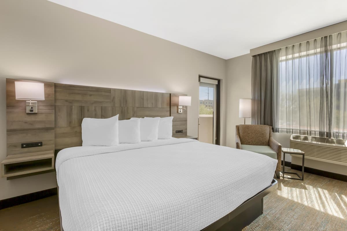 1 habitación, escritorio y espacio para trabajar con laptop