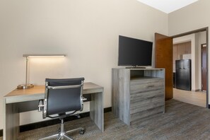 Suite, 1 cama King size, para no fumadores, hidromasaje (with Sofabed) | 1 habitación, escritorio y espacio para trabajar con laptop