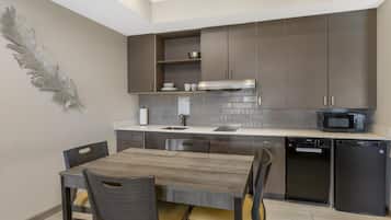 1 habitación, escritorio y espacio para trabajar con laptop