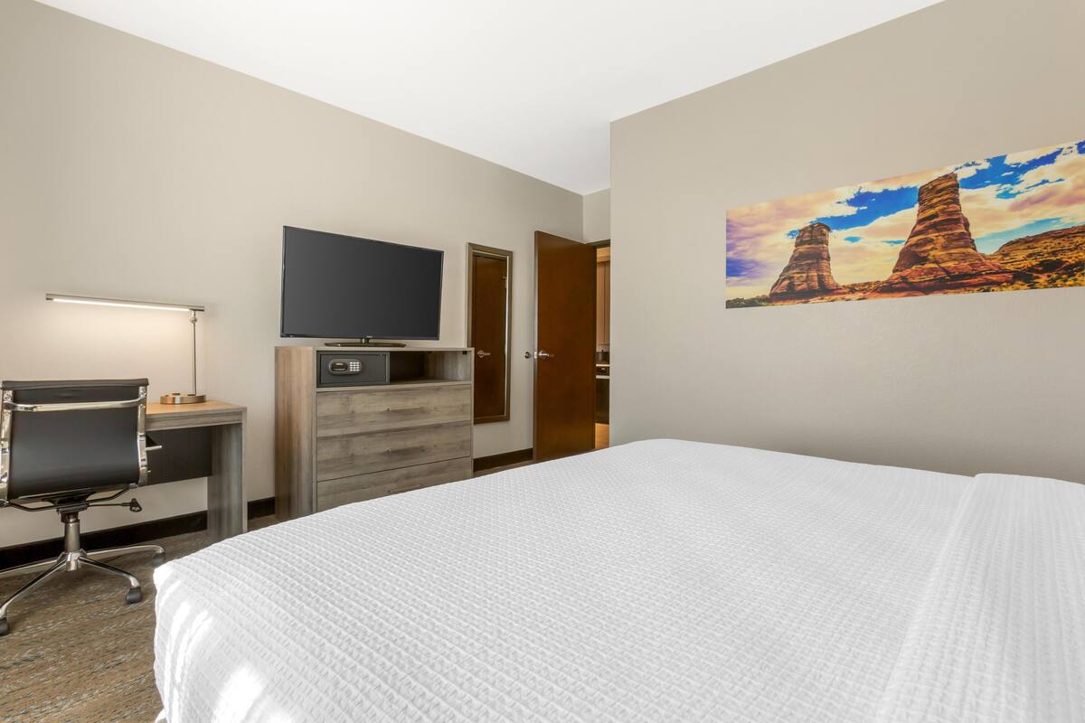 Desk, laptop workspace, cribs (free), WiFi (free)