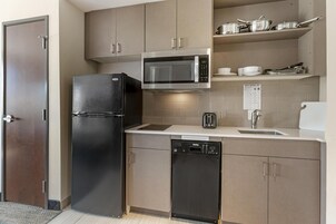 Standard Room, 1 Katil Raja (King), Non Smoking, Kitchenette | 1 bilik tidur, meja, ruang kerja komputer riba 