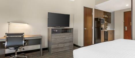 Standard Room, 1 King Bed, Non Smoking, Kitchenette | Desk, laptop workspace, free cribs/infant beds, free WiFi