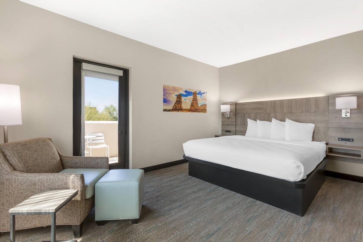 Standard Room, 1 King Bed, Non Smoking, Patio (Larger Room) | Desk, laptop workspace, cribs (free), WiFi (free)
