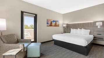 Standardzimmer, 1 King-Bett, Nichtraucher, Terrasse (Larger Room) | 1 Schlafzimmer, Schreibtisch, laptopgeeigneter Arbeitsplatz