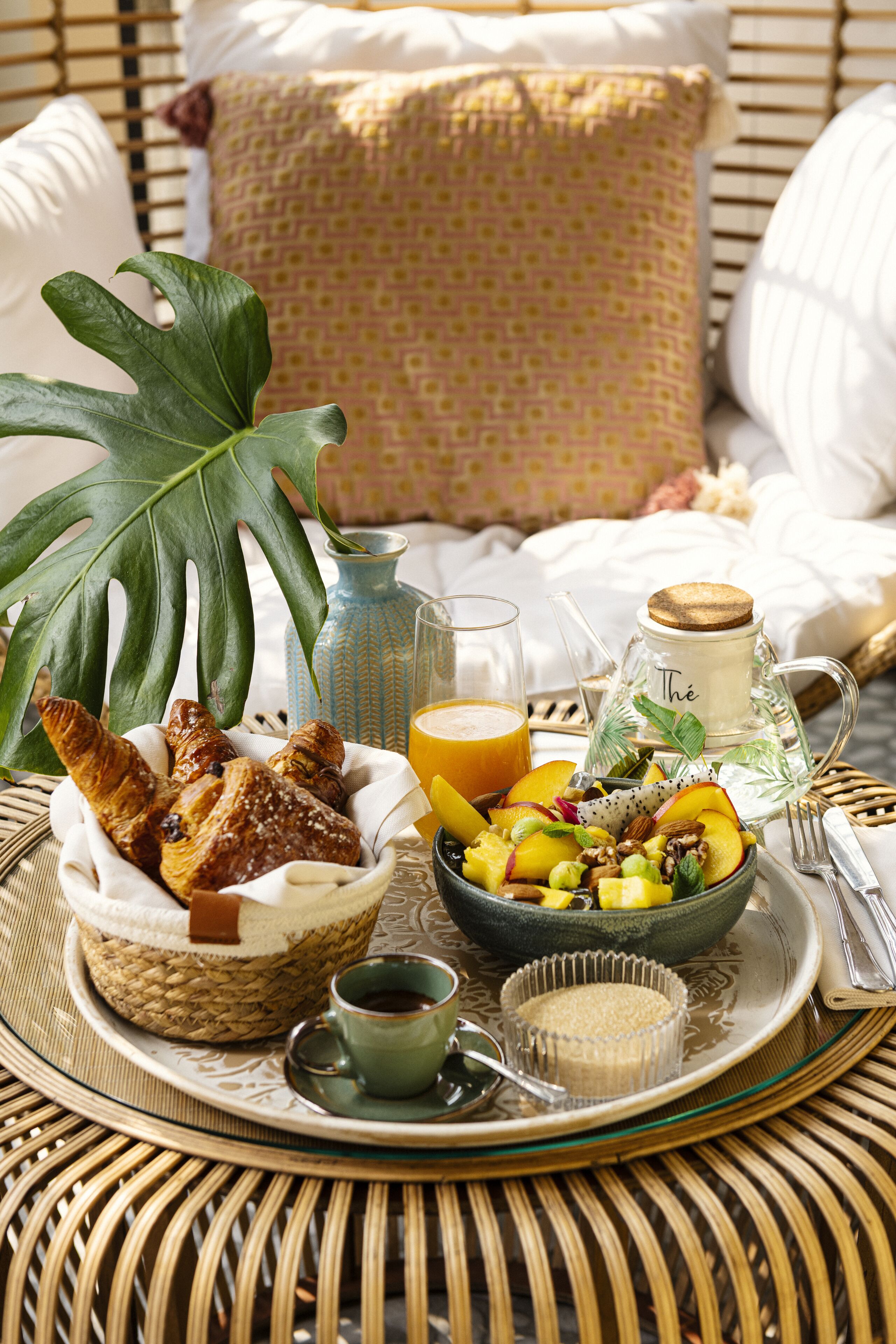 breakfast, lunch, dinner served; italian cuisine