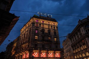 Un edificio con un grande cartello 'GUCCI' in cima.