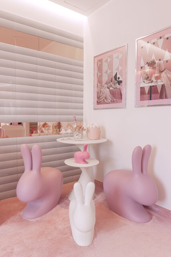 48 インチの薄型テレビ (ケーブル放送視聴可)