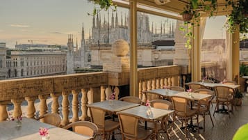 Breakfast, lunch, dinner served; Italian cuisine