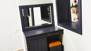 A corner room with a black desk, a mirror, and a small orange storage box. - Lebon Hotel Old City (Istanbul)