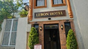 A two-story LEBÓN HOTEL with a classic facade, large windows, and a welcoming entrance. - Lebon Hotel Old City (Istanbul)