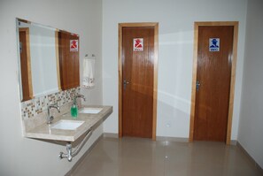 Departamento | Baño | Regadera, toallas, papel de baño