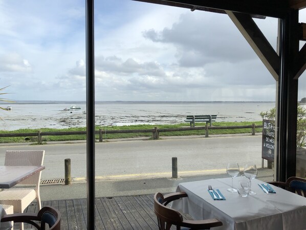 Café da manhã, almoço e jantar; culinária francesa