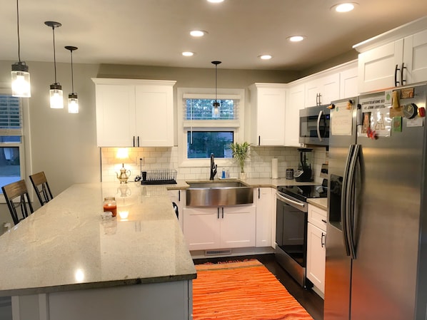 Microwave, dishwasher, coffee/tea maker, cookware/dishes/utensils