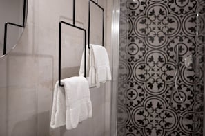 Doccia, asciugacapelli, bidet, asciugamani