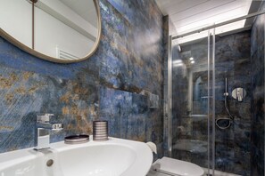 淋浴设施、吹风机、坐浴桶、毛巾