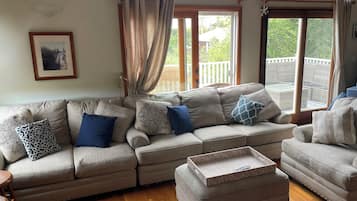 Smart TV, fireplace, books, stereo
