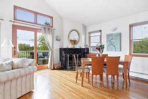 TV connectée, cheminée, livres, chaîne hi-fi