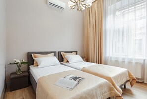 Deluxe Apartment | In-room safe, desk, blackout curtains, soundproofing