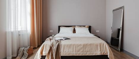 Deluxe Apartment | In-room safe, desk, blackout drapes, soundproofing