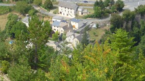 A residential area with a large house surrounded by trees and a road. - Family house in the center of Lozère (BALSIEGES)