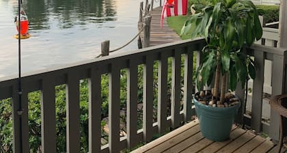 Relaxation Station-Peaceful, quiet, & cozy and just steps from the water’s edge.