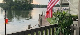 Relaxation Station-Peaceful, quiet, & cozy and just steps from the water’s edge.