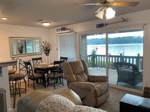 Smart TV - Relaxation Station-Peaceful, quiet, & cozy and just steps from the water’s edge. (Hot Springs)