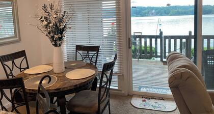 Relaxation Station-Peaceful, quiet, & cozy and just steps from the water’s edge.