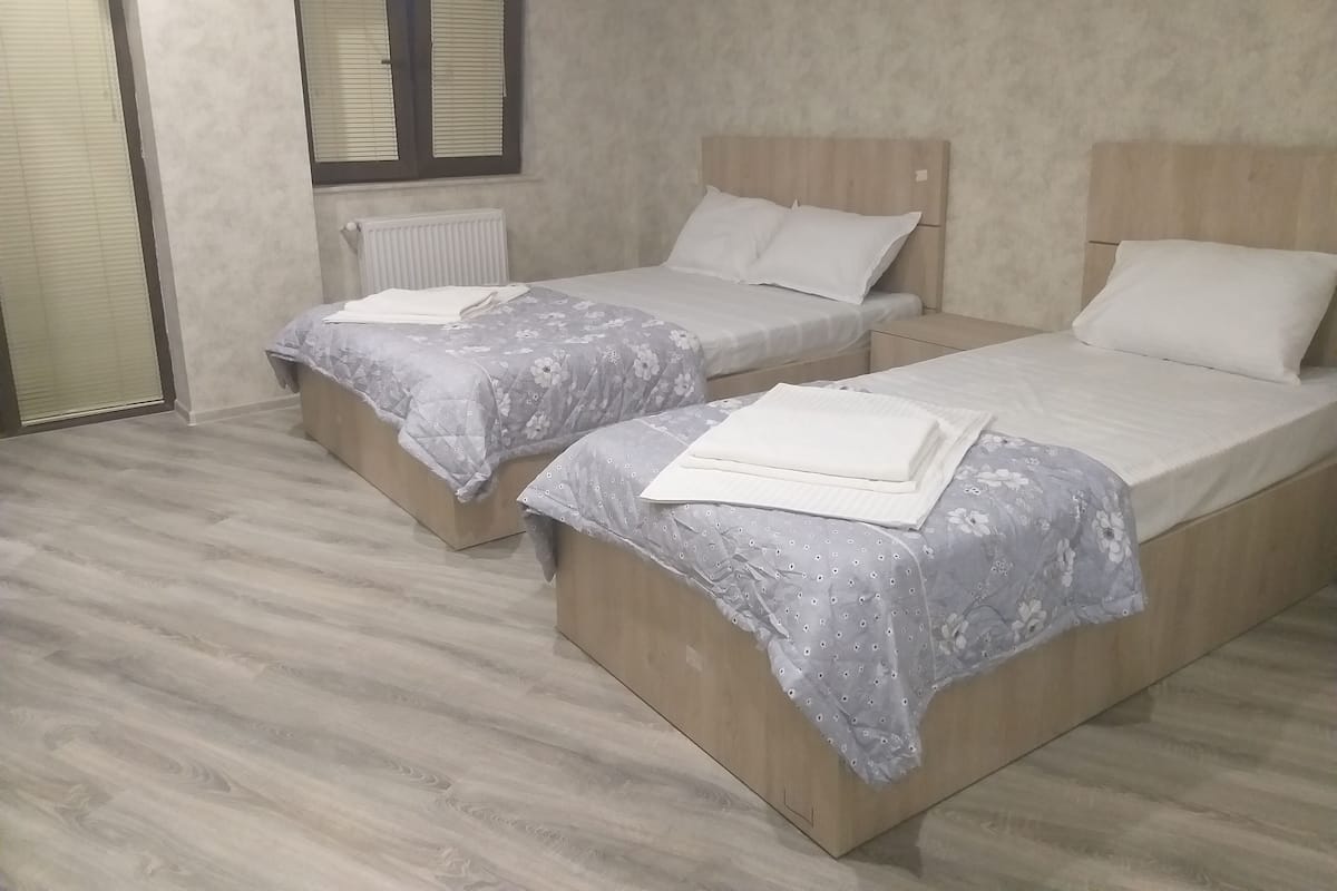 Sistema de insonorización, wifi gratis y ropa de cama