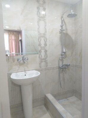 Shower, rainfall showerhead, hair dryer, slippers - Tbilisi Center Hotel (Tbilisi)