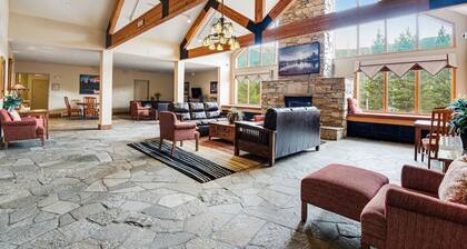 Affordable condo w/ mountain views plus a shared pool & hot tub