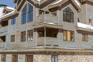 Exterior - Affordable condo w/ mountain views plus a shared pool & hot tub (Keystone)