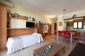 1 slaapkamer, een strijkplank/strijkijzer, beddengoed