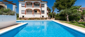 Apartamento de Verano con Piscina, AACC y Parking · UHC VISTAMAR