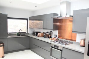 獨棟房屋, 4 間臥室 (Sleeps 11) | 公共廚房 | 大型冰箱、微波爐、烤箱、爐台