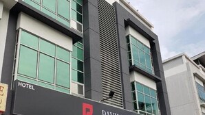 Un hotel moderno con un cartel llamativo que dice 'Pavilion Hotel'.