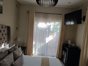 Habitación Deluxe doble | Caja fuerte, tabla de planchar con plancha, wifi gratis y ropa de cama