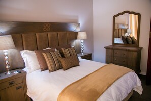 خزنة داخل الغرفة ومكواة/لوح كي وواي فاي مجانًا وملاءات أسرّة