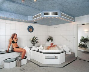 Une salle de bain moderne avec une baignoire, des toilettes et un lavabo.