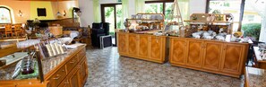 Tägliches Frühstücksbuffet gegen Gebühr