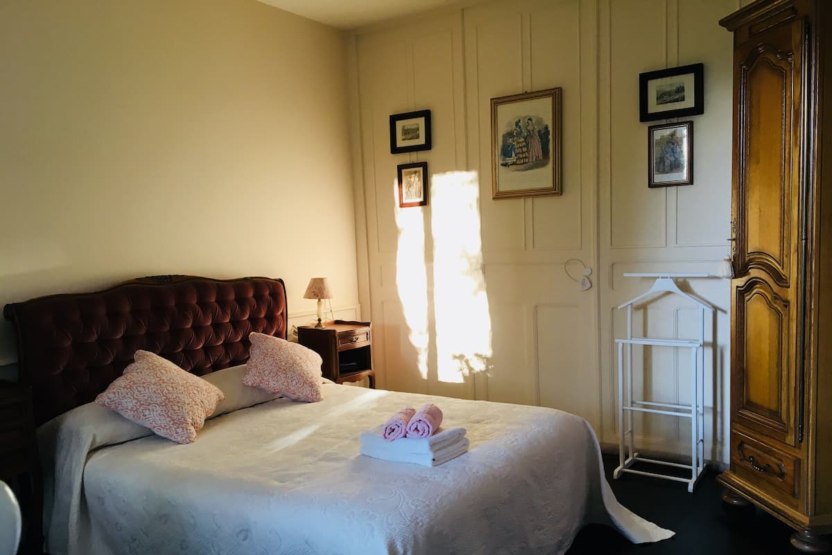 Doppelzimmer (Sainte-Suzanne) | 1 Schlafzimmer, Betten mit Memory-Foam-Matratzen, individuell dekoriert