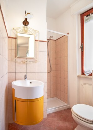 Standard dubbelrum eller tvåbäddsrum | Badrum | Dusch, gratis toalettartiklar, hårtork och bidé