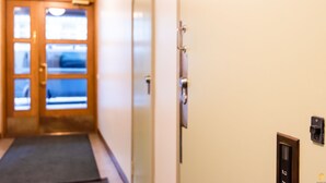 Unclassified image, 3 of 13, button - WeHost Kalevankatu 44 A 2 (Helsinki)
