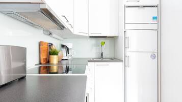 Huoneisto | Yksityinen keittiö | Täysikokoinen jääkaappi, uuni, liesi, kahvin-/teenkeitin