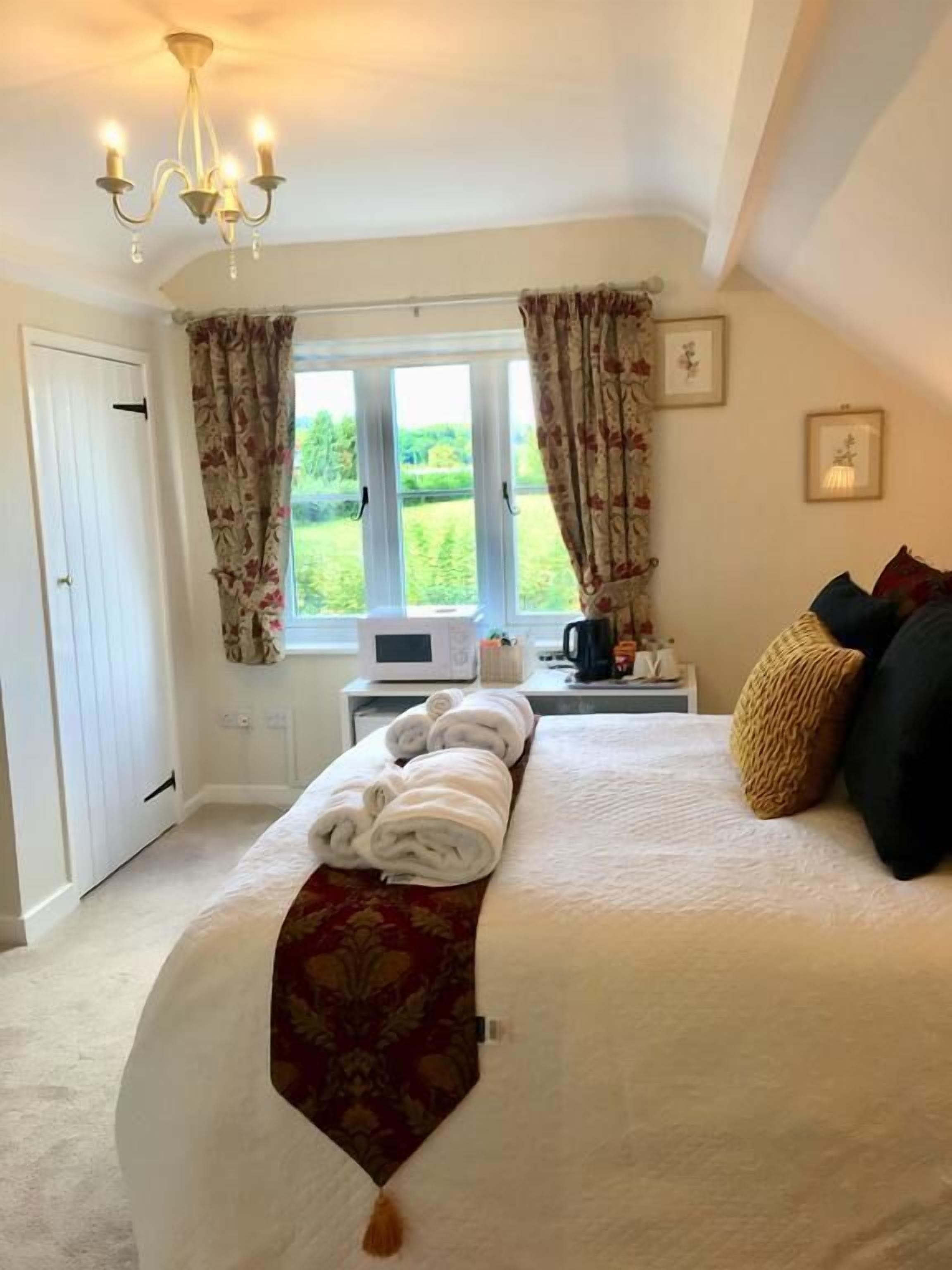 Deluxe Double Room, 1 King Bed, Non Smoking, Mountain View | Premium bedding, memory foam beds, individually decorated