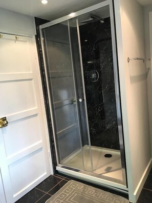 Bathroom shower - Bron Hafren (Montgomery)