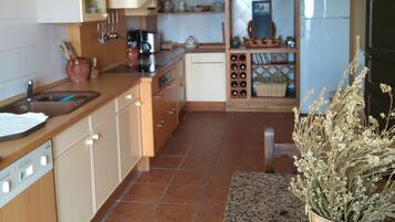 Een koelkast, een magnetron, een oven, een vaatwasser